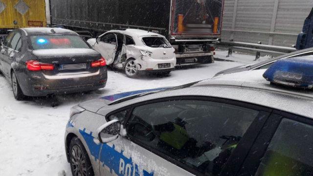 Масштабна ДТП у Польщі: зіткнулися 17 автомобілів, є постраждалі. Фото: tvn24.pl