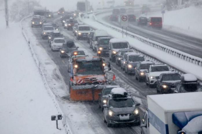 Снегопад вызвал дорожные пробки в Баварии, фото: The Local