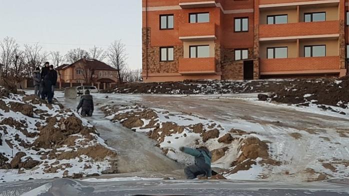 Ледяная горка из фекалий стала детским аттракционом в России. Фото: amur.info