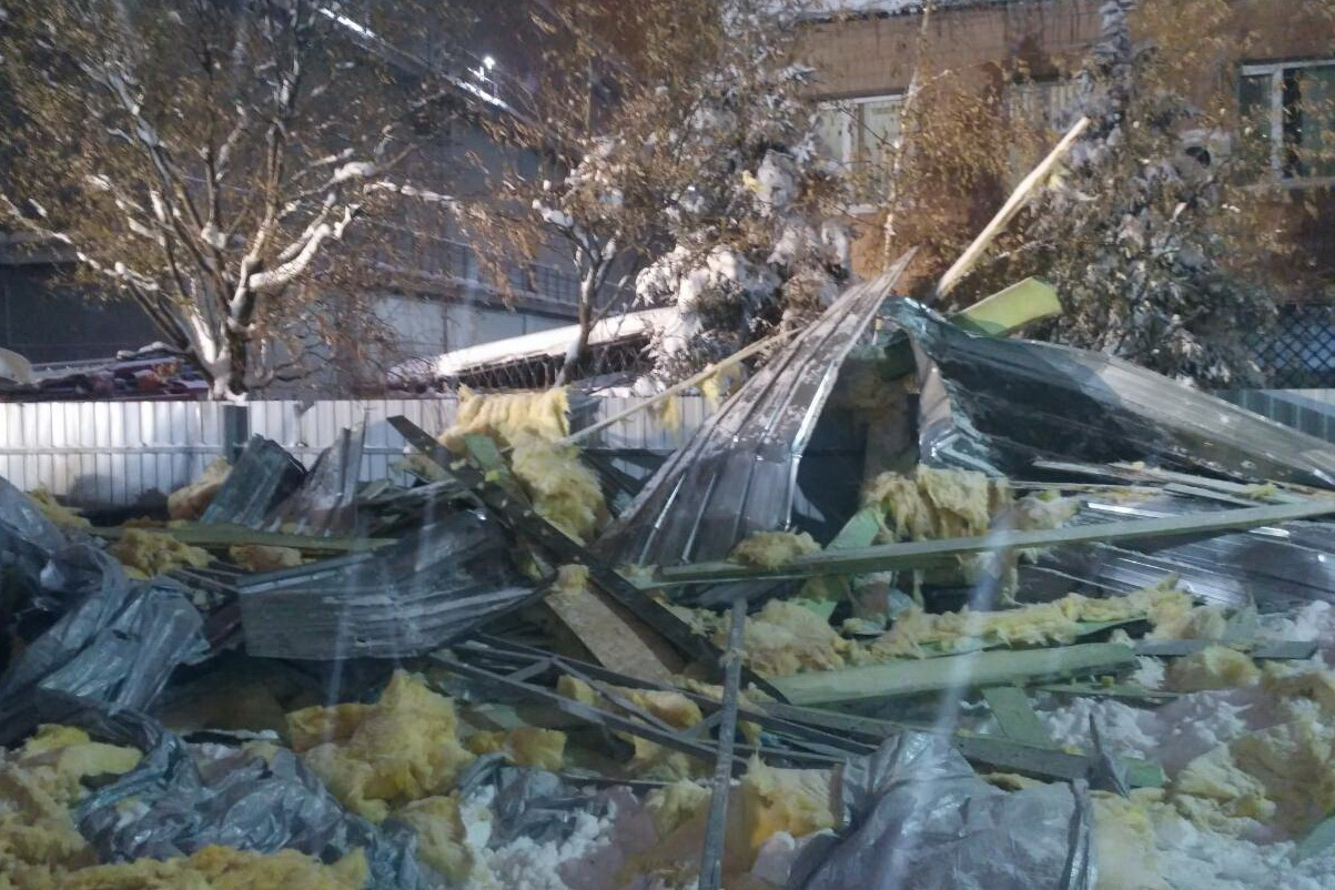 Наслідки обвалу недобудованого торгового павільйону в Харкові, фото: ДСНС