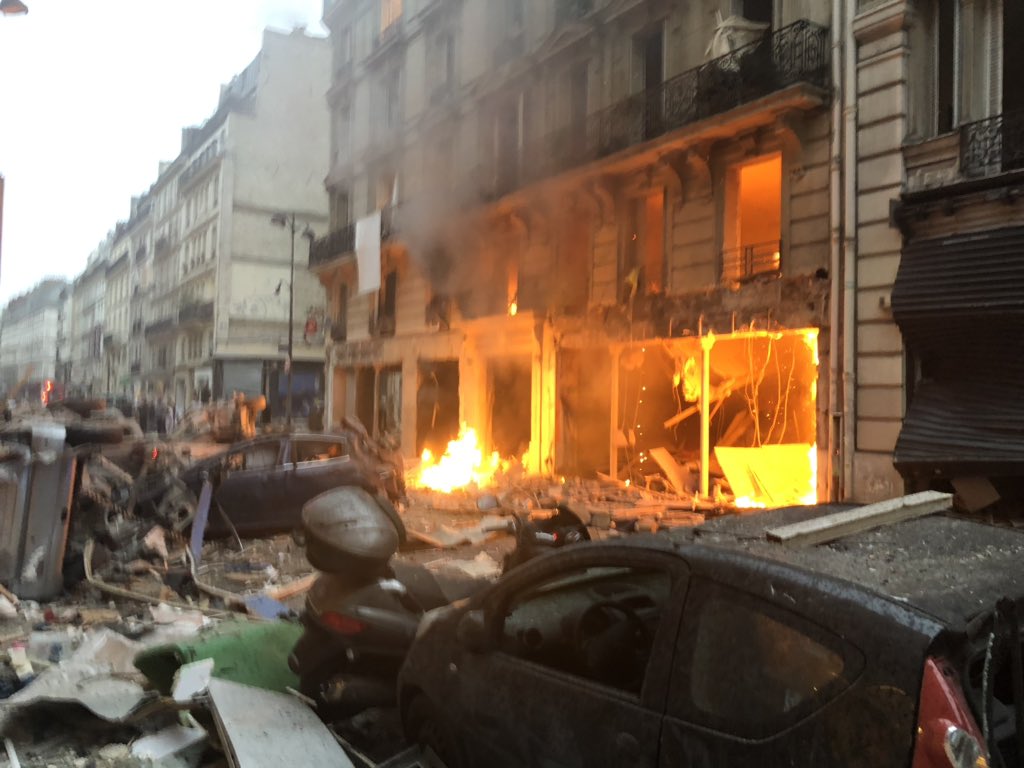 Наслідки вибуху в центрі Парижа, фото: twitter.com/MomesMolli