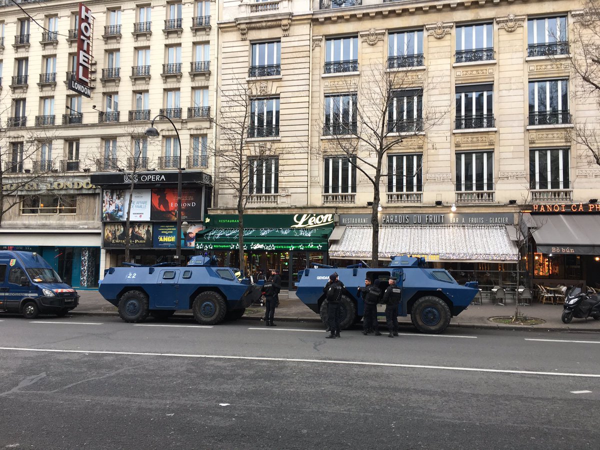Протесты во Франции. Фото: Jean-Baptiste Semerdjian в Twitter