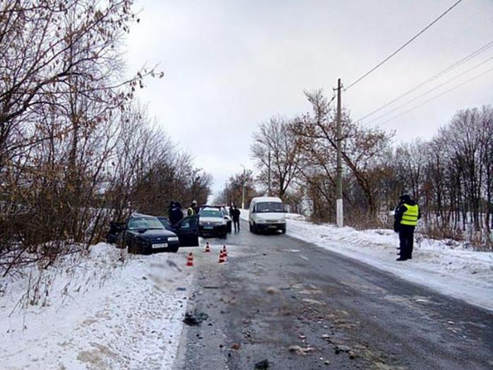 В Донецкой области столкнулись легковое авто и маршрутка. Фото: Нацполиция
