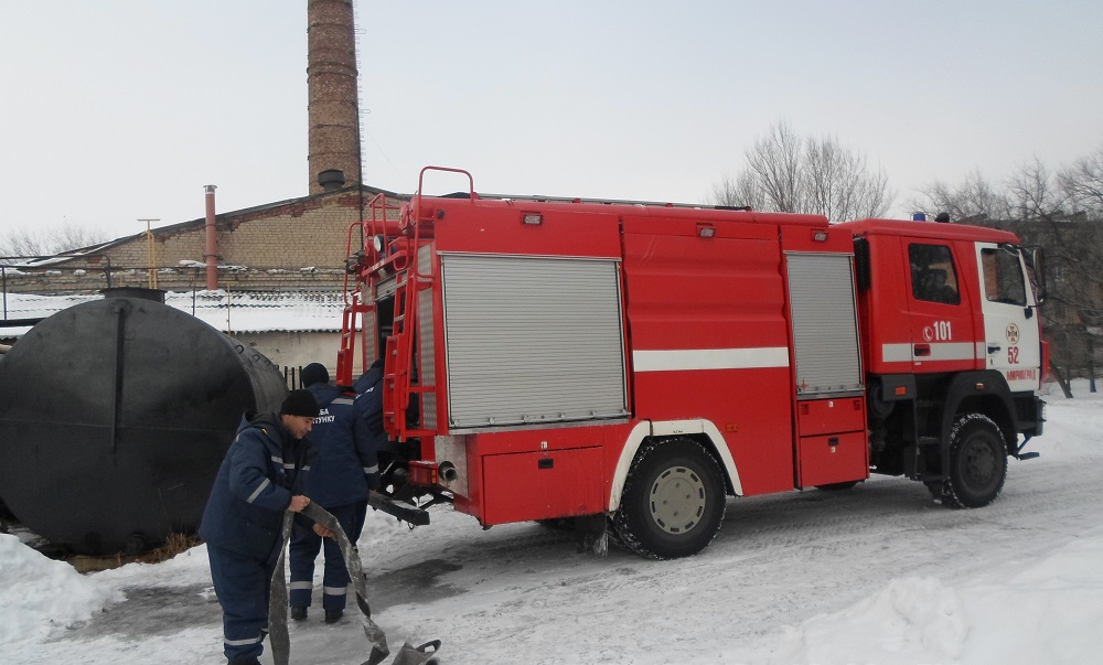 Рятувальники підвозять воду в прифронтовий Торецьк. Фото: ДСНС