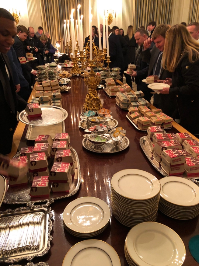 Трамп пригостив футболістів на офіційному прийомі бургерами. Фото: twitter.com/taylomason