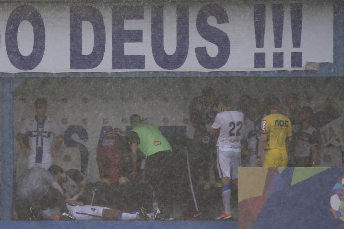 Футболист потерял сознание после удара молнии, фото — Globoesporte