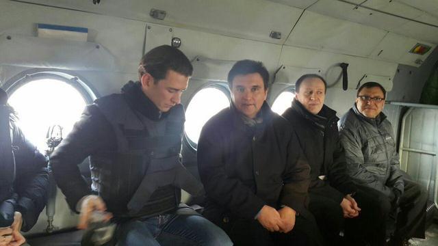 У 2017 році Клімкін літав на Донбас із тодішним міністром закордонних справ Австрії Себастіаном Курцом, фото — Твіттер