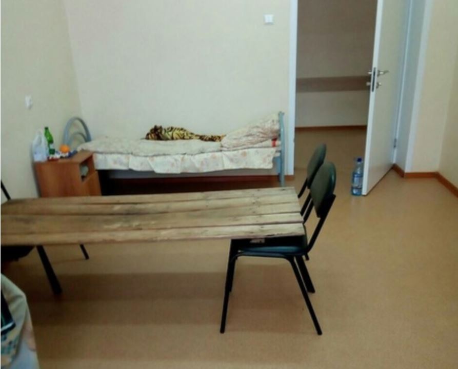 Ліжка з дощок та стільців в Росії. Фото: Depo.ua