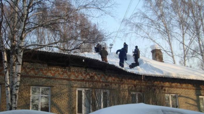 Дахи житлових будинків обвалилися через неприбраний сніг в окупованих містах Донбасу. Фото: VistaNews.ru