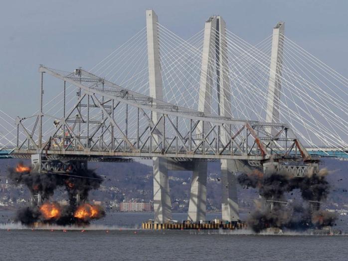 Момент взрыва моста в Нью-Йорке. Фото: Ваши новости