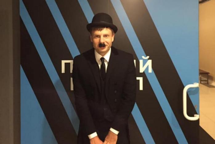 Олексій Гончаренко в костюмі Чарлі Чапліна, фото: facebook.com/alexeygoncharenko