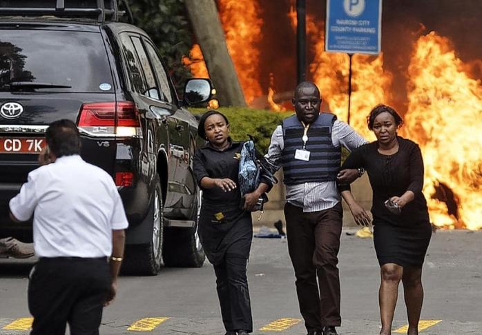 Кенийские силы безопасности помогали гражданским лицам покинуть опасную зону, фото: AP