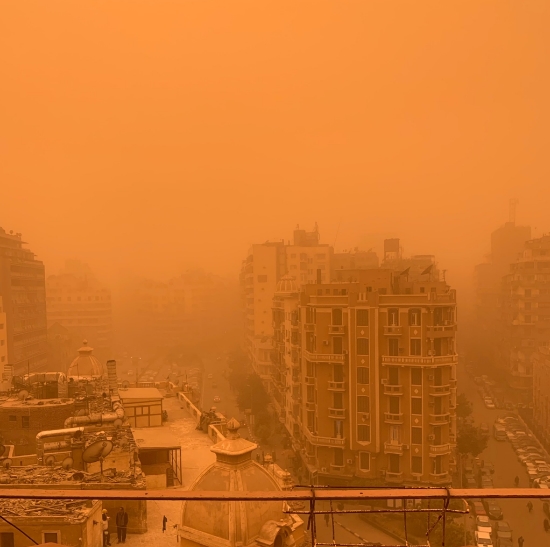 Сильная песчаная буря накрыла столицу Египта – Каир. Фото: @MadaMasr