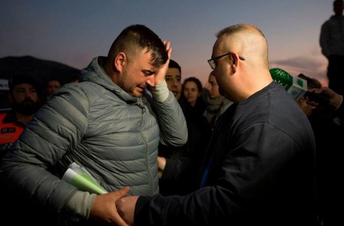 Отец мальчика Хосе Розелен (слева) плачет на месте поисков своего сына, фото — Getty