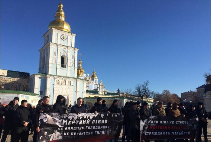 Представители правых сил пришли на митинг памяти российского адвоката Маркелова и журналистки Анастасии Бабуровой, которых убили в Москве 10 лет назад, фото — "Громадське"