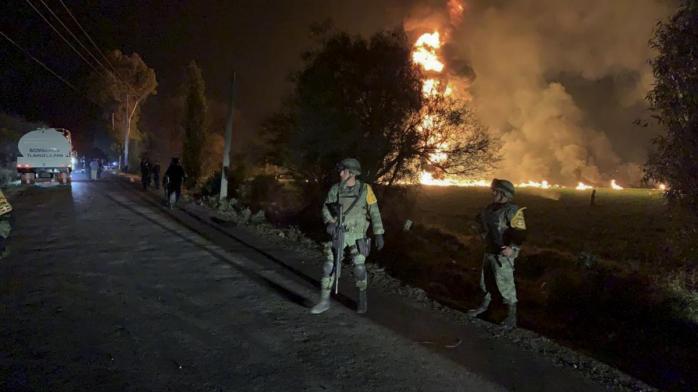 Пожар после взрыва в Тлахуелилпани, фото: Associated Press