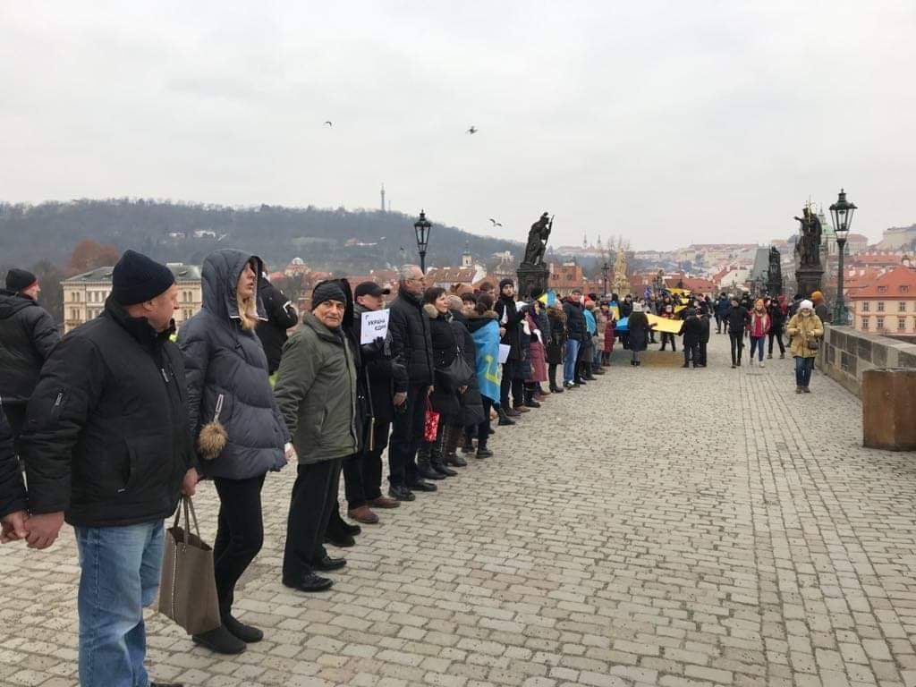 "Живая цепь" в Праге, фото — Твиттер Е. Перебийниса