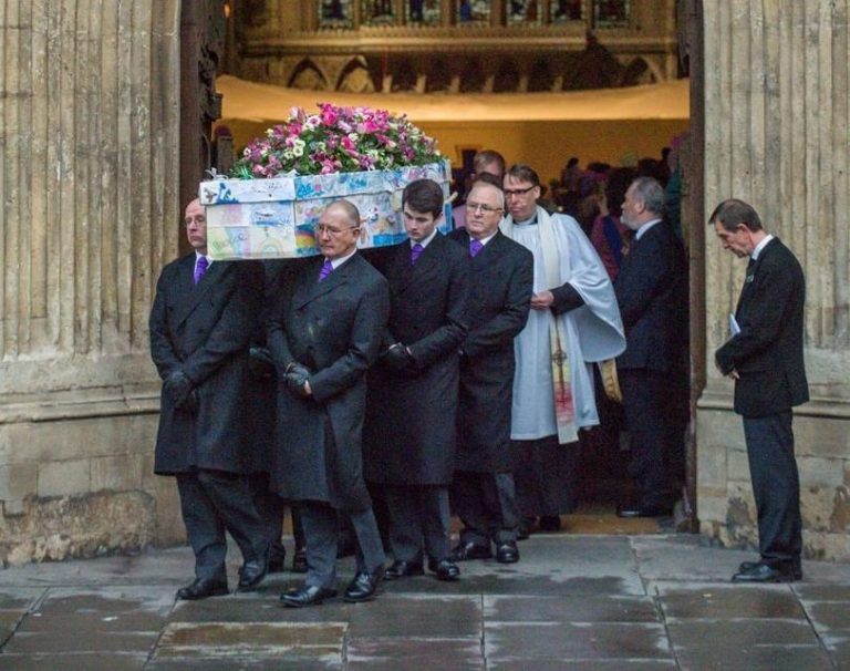 Директора школы похоронили в гробу, раскрашенном учениками