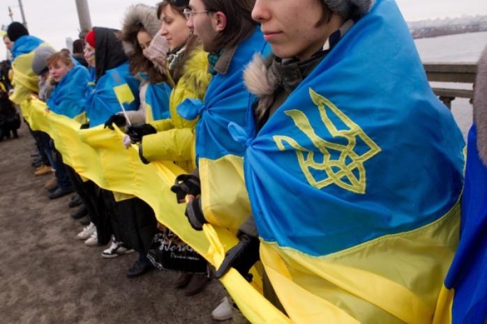 День Соборности Украины: в Киеве люди образовали живую цепь на мосту Патона. Фото: