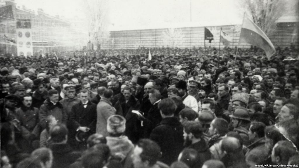 Фото: Проголошення Акту злуки УНР та ЗУНР 22 січня 1919 року на Софійському майдані в Києві