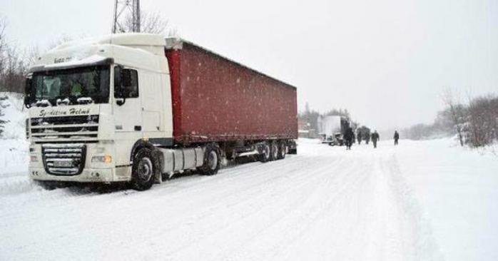 Ограничено движение транспорта на дорогах в пяти областях Украины из-за снегопадов. Фото: ТСН