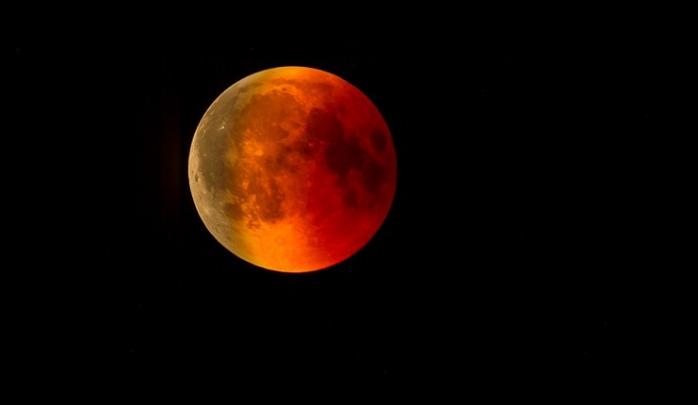 Падение метеорита на Луну во время «кровавого» затмения засняли астрономы 