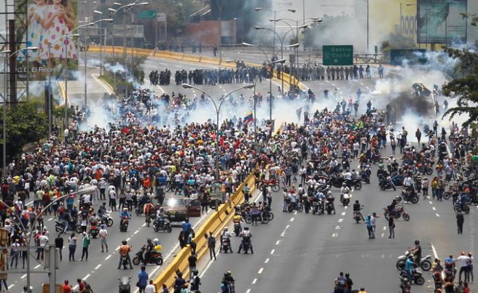 Протесты в Венесуэле: погибли 16 человек, более 200 активистов задержаны. Фото: