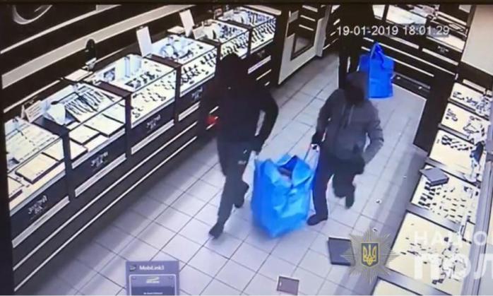 Затримано банду, яку підозрюють у пограбуванні ювелірки в Кривому Розі, фото — Національна поліція