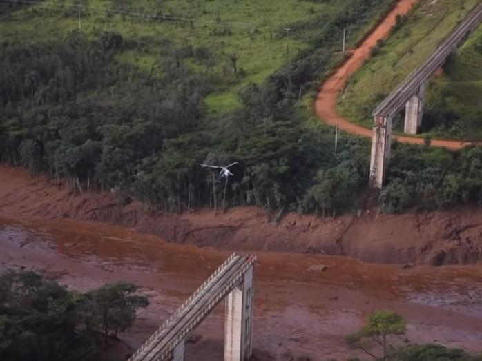 В Бразилии прорвало плотину. Фото: YouTube