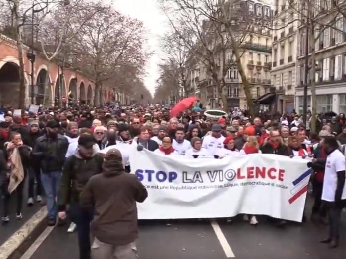 Марш «червоних хусток» у Парижі. Фото: YouTube