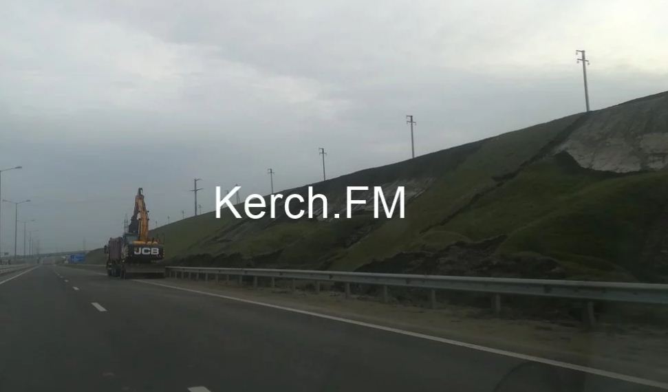 Обвал насыпи на автоподходах к Керченскому мосту, фото — Керчь ФМ