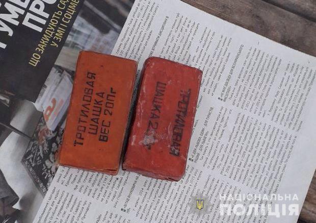 В Одессе нашли опасную находку — две тротиловые шашки, фото — Национальная полиция