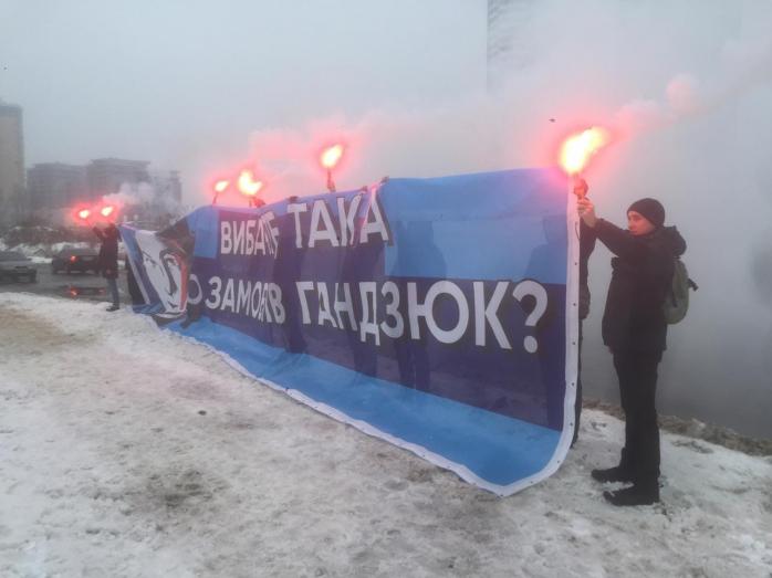 Затримано активістів акції «Хто замовив Гандзюк», які розгорнули банер біля з’їзду Порошенка. Фото: Іван Оберемко