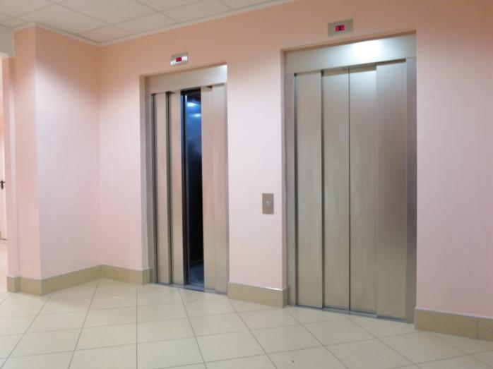 Три дня в лифте: женщина попала в «плен» по дороге на работу. Фото: Фактрум