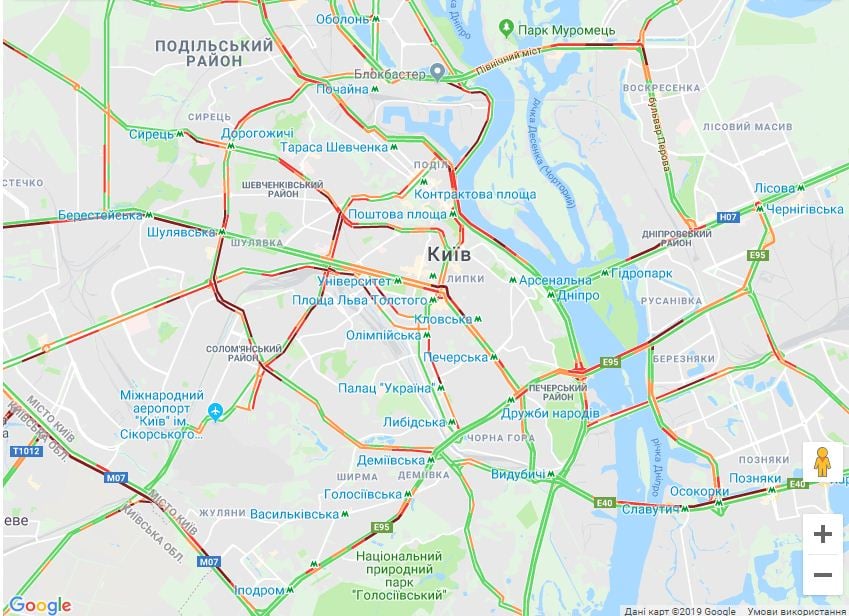 На этой карте Киева автодороги обозначены разными цветами в зависимости от загруженности: зеленый (проезд свободный), желтый (дорога почти свободна), красный (тянучка), темно-красный (пробка)