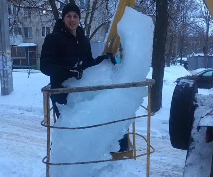 Величезну бурульку вагою 100 кг зняли з будинку в Харкові . Фото: Facebook Юрій Сидоренко