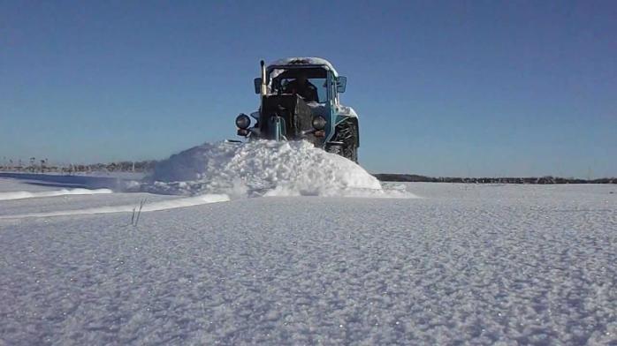 В Южно-Сахалинске грязный снег забросали чистым, фото — скриншот YouTube