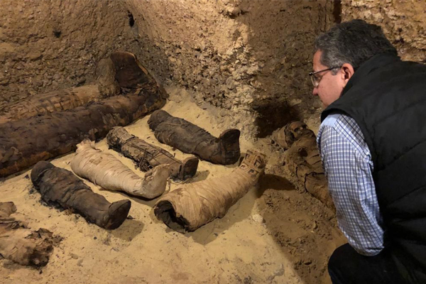 Знайдені мумії було обгорнуто в лляні тканини лише частково. Фото: antiquities.gov.eg