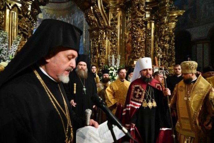 Процедура официального вручения жезла митрополиту Епифанию является последней в процессе интронизации. Фото: rbc.ua