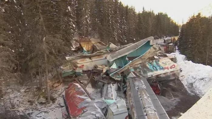 Последствия падения поезда в Канаде, фото: CBC