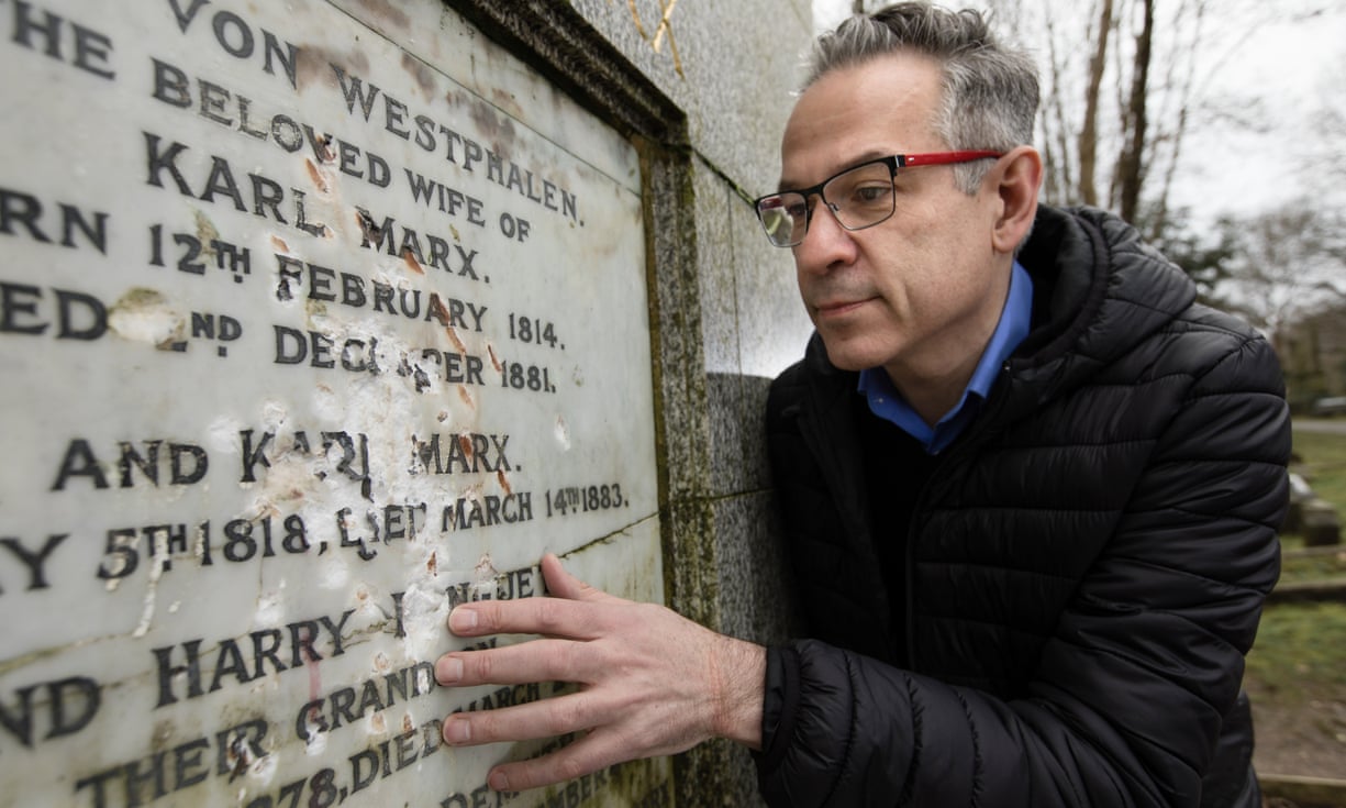 Разбитая плита на могиле Карла Маркса, фото — Guardian