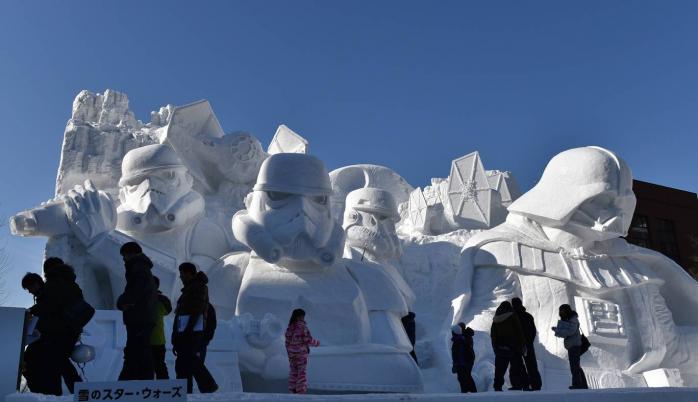 Снігова скульптура Дарта Вейдера (праворуч) , фото: The Indeprndent