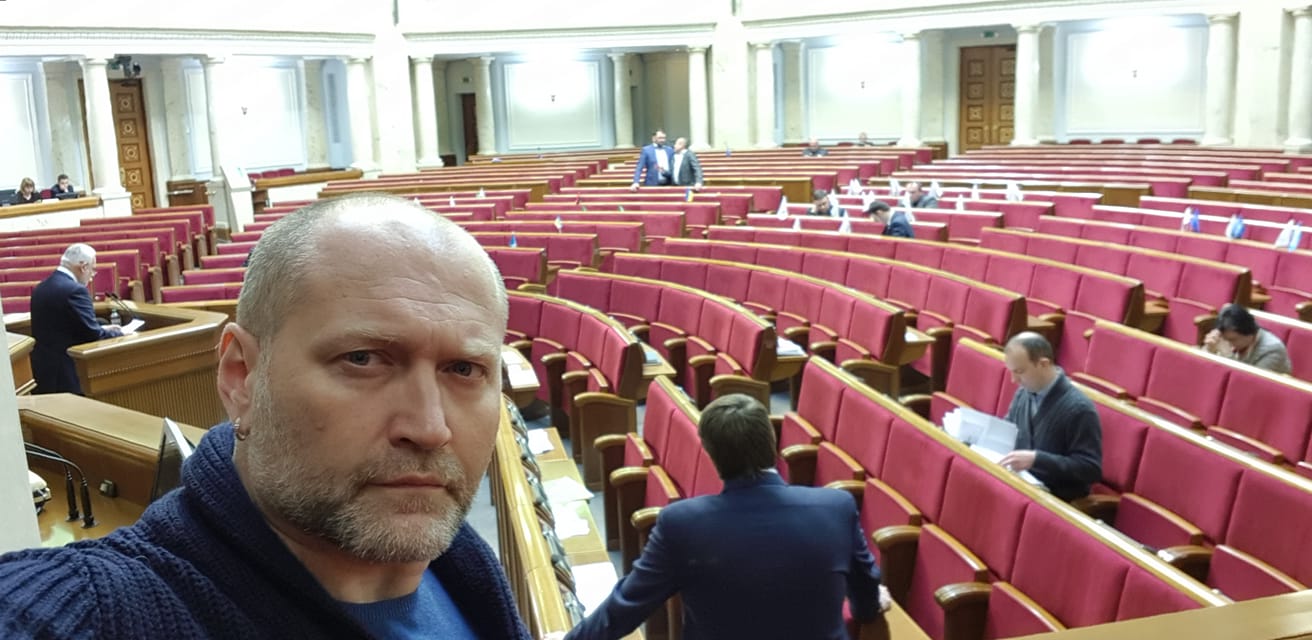 На распространенных парламентариями фото можно насчитать около 20 человек. Фото: facebook.com/borislav.bereza