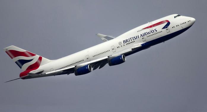 Шторм “Ерік” у Британії розхитує пасажирські літаки, не даючи зайти посадку: неймовірне відео