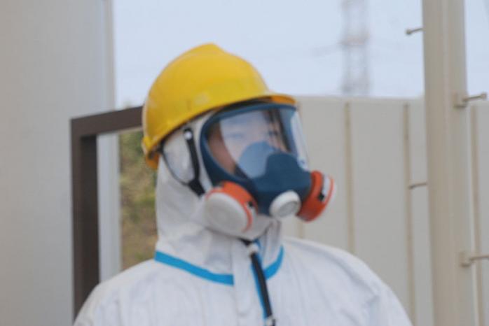 Человек возле АЭС «Фукусима», 13 апреля 2011 года, фото: «Википедия»