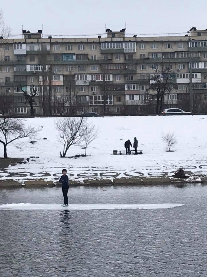 Подростка, который плавал по каналу Днепра на льдине, спасли. Фото: facebook.com/DarnicaRysanovkaBereznyaki