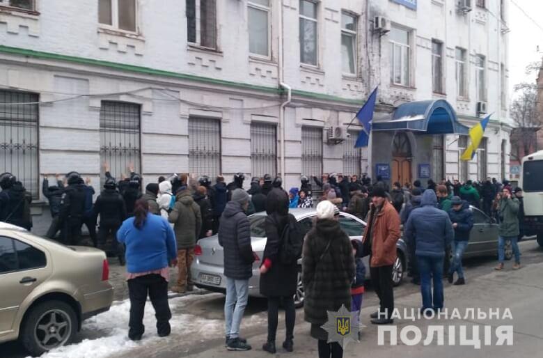 Група невідомих осіб намагалась штурмувати управління поліції у Києві. Фото: kyiv.npu.gov.ua