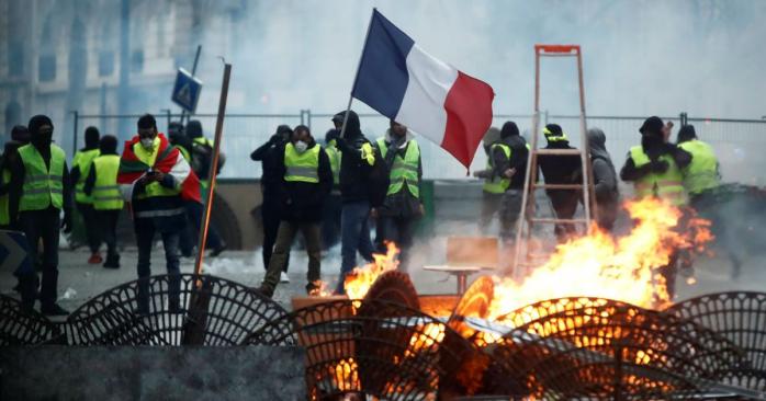 Участнику протестов во Франции оторвало кисть руки. Фото: ТСН