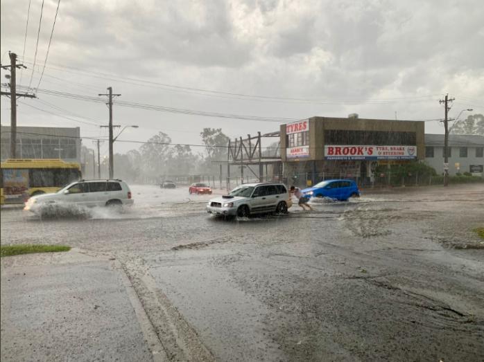Шторм в Австралии: затоплены десятки районов Сиднея, более 40 тыс. домов остались без света. Фото: Twitter