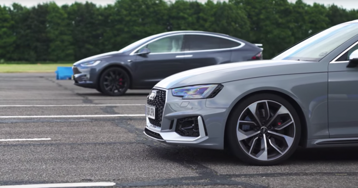Во время соревнований Audi и Tesla, фото — скриншот видео